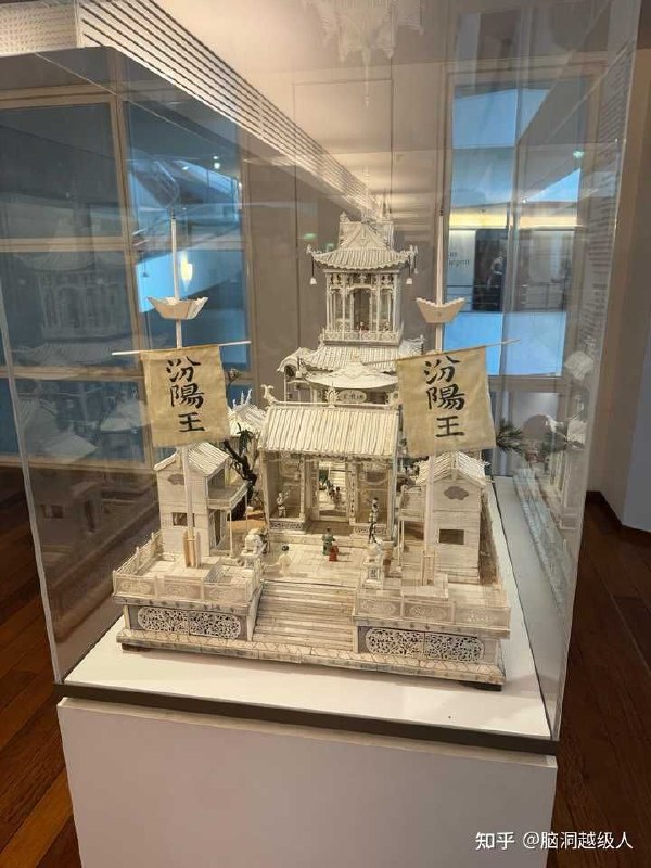 拿破仑登基的时候，嘉庆皇帝赠送他了一个象牙塔，上面标注的是送给汾阳王的这个事情绝非杜撰，而是去过法国博物馆参观的人发现嘉庆这样送礼的用意，另一个文化背景板的拿破仑死活是不明白的，说明至少嘉庆皇帝得到的报告对于国外的大致情况是了解的，拿破仑是军事篡位者，他的用意有点历史敏感度的中国人再明白不过source